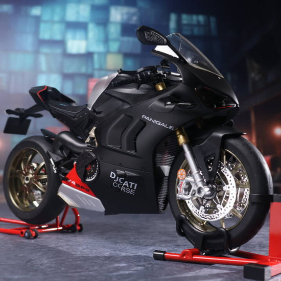 1:6 Ducat V4s  - With Smoke