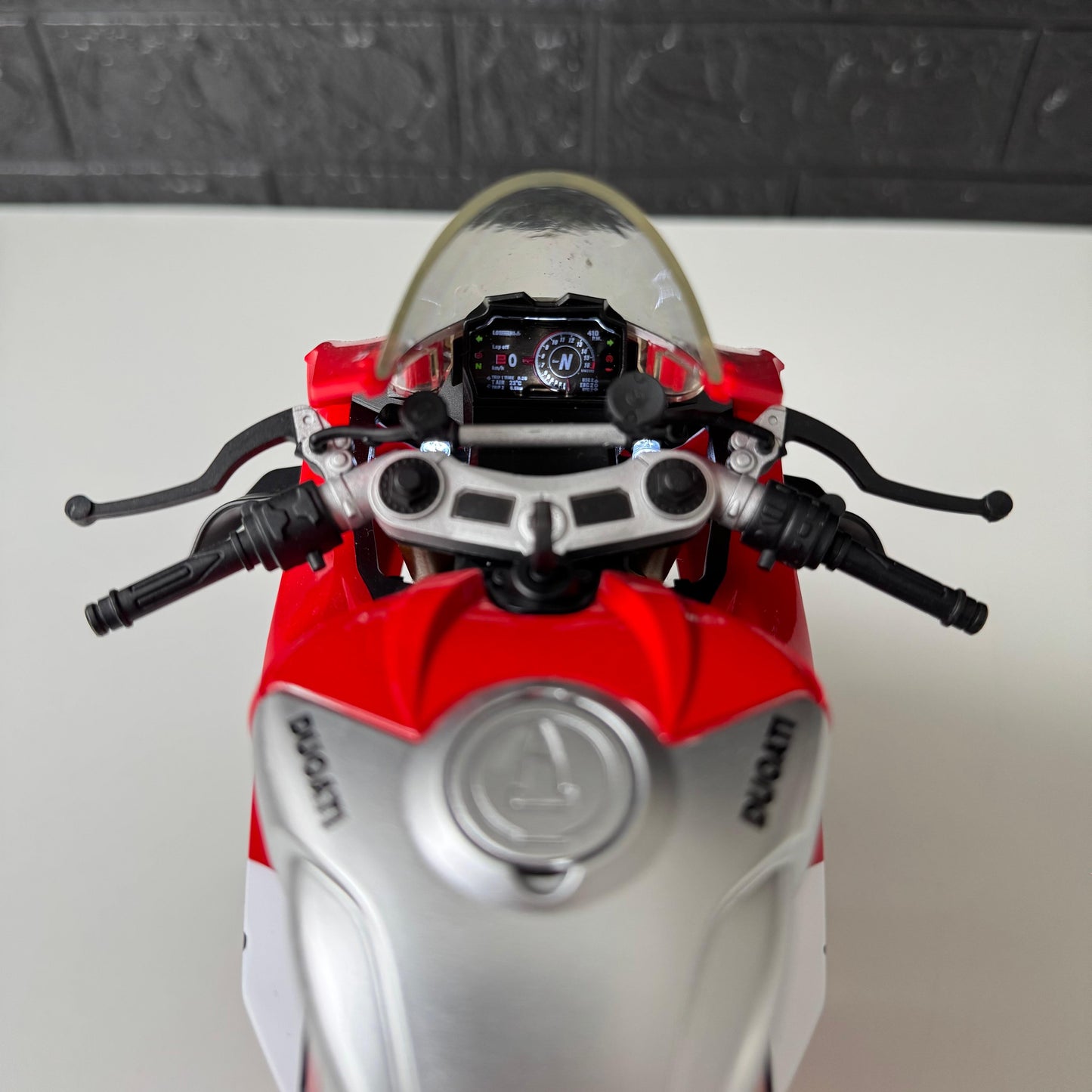 1:6 Ducat V4s  - With Smoke