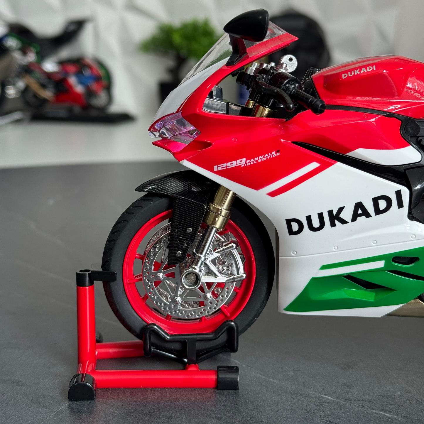 1:9 Ducat 1199 - With Smoke