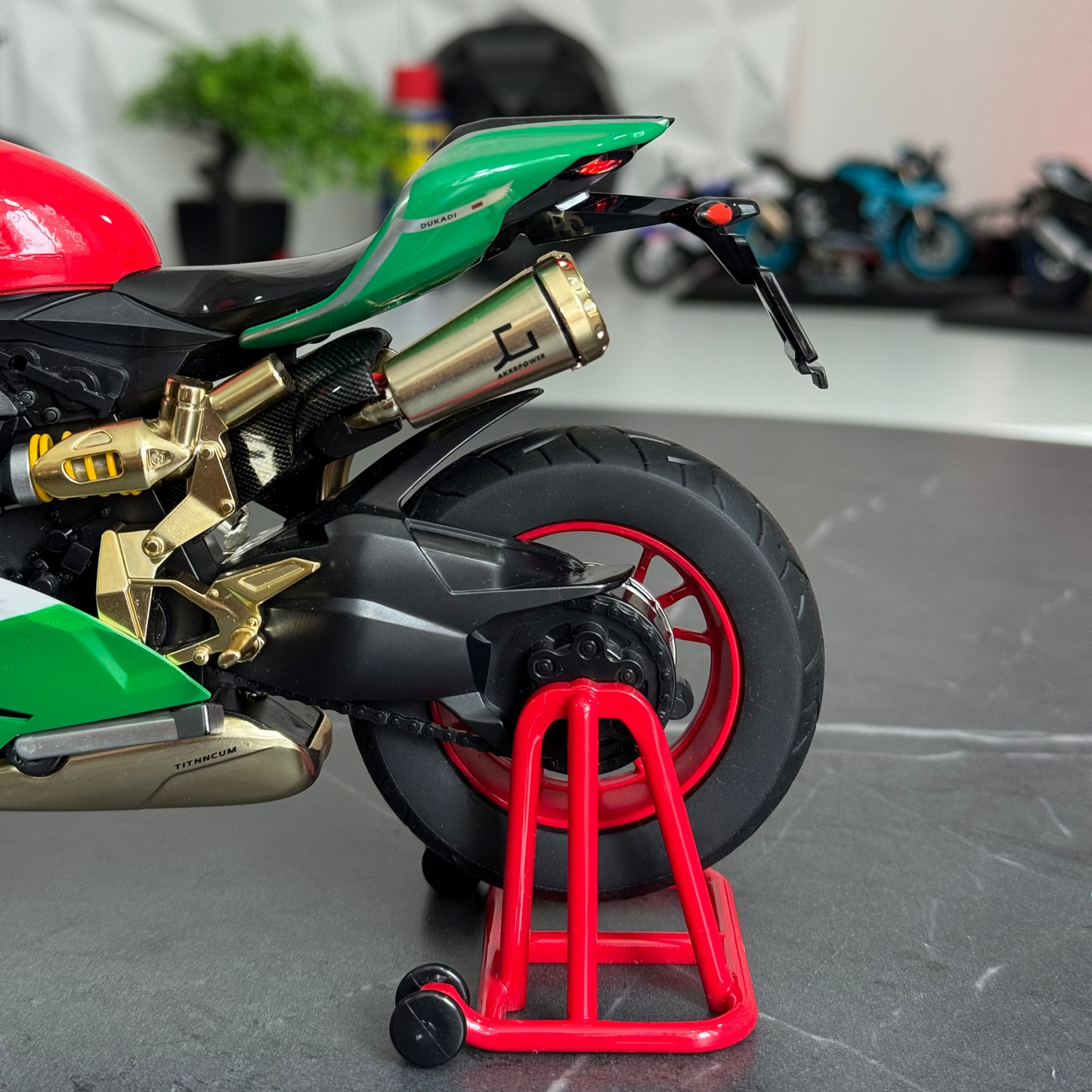 1:9 Ducat 1199 - With Smoke