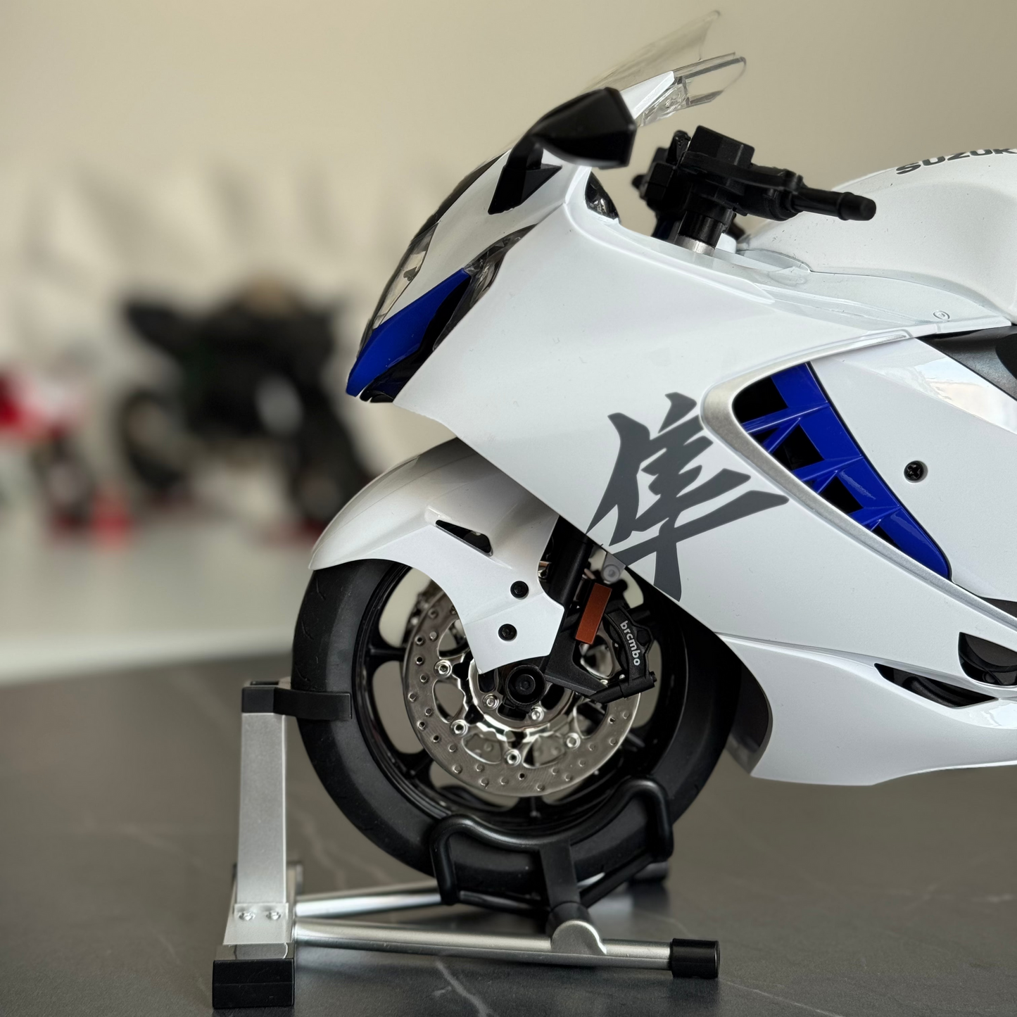 1-6 Suzuki Hayabusa GSX - 1300R - With Smoke